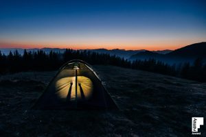 Shadows of hands on a tent in front of sunset I Adventure Award Dokumentarische Familien Fotografie